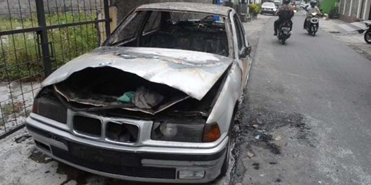 Korsleting, mobil BMW di Solo hangus terbakar