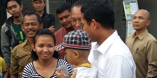 Temui warga Kebon Jeruk, Sandiaga dikerubuti ibu-ibu & gendong bocah