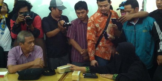 Istri terduga teroris Siyono menuntut keadilan