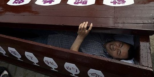 Di China sedang tren tidur di peti mati, cicipi rasanya dikubur