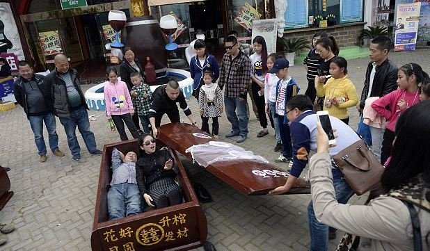 tren warga china tidur di peti mati