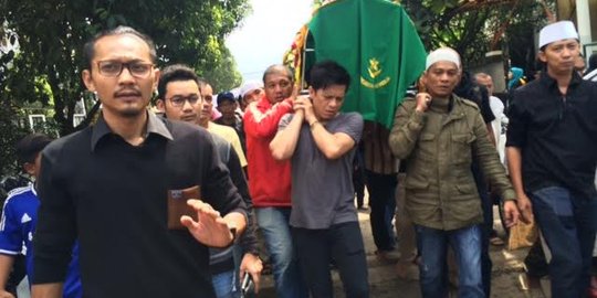 Ariel NOAH ikut angkat keranda jenazah ayahnya