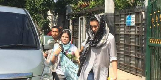Hadiri pemakaman ayah Ariel, Manuela anak Sophia Latjuba menangis