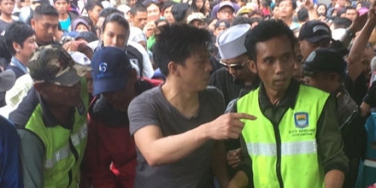 Di tengah pemakaman ayah Ariel, penjual anak ayam ambil untung