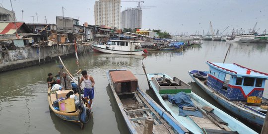 Warga Kampung Akuarium berbenah ke Rusun Marunda pakai sampan