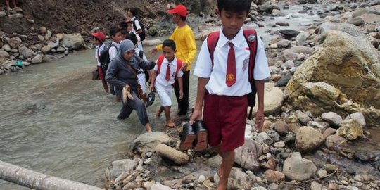 Jembatan ambruk, siswa SD di Sragen bertaruh nyawa saat ke sekolah