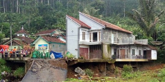 Akademisi anggap longsor di Desa Clapar akibat manusia dan alam