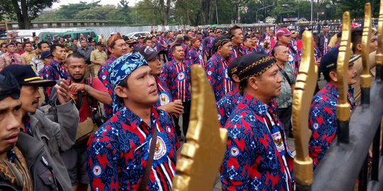 Kades di Cirebon geruduk Gedung Sate tuntut dana infrastruktur