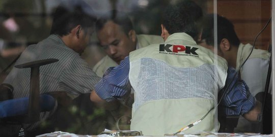 Dalami kasus korupsi, KPK geledah kantor rektorat Unair