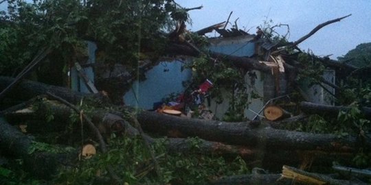 Porak-poranda kebun binatang Gembira Loka dihantam badai