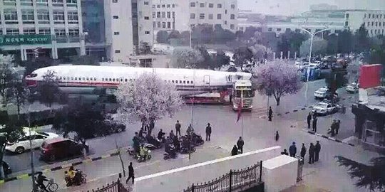 Pesawat ini bikin macet sebab tak bisa belok di tengah jalan