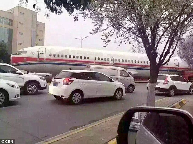 pesawat di china bikin macet jalan