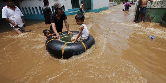 Tanggul jebol, puluhan rumah di Karawang terendam banjir