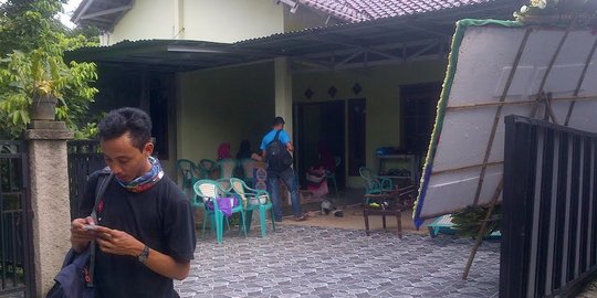 Teman Triono sempat ikut membersihkan rumah Ratnita usai kejadian