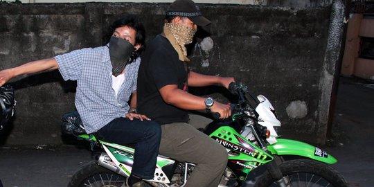 2 Mahasiswi kejar lalu tendang motor penjambret hingga jatuh