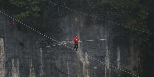 Aksi menegangkan lomba berjalan di kawat baja ketinggian 300 meter