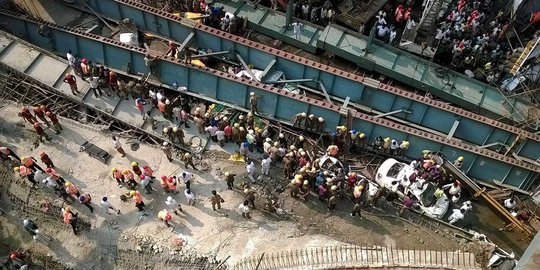 Jembatan flyover ambruk di India, ratusan orang terkubur