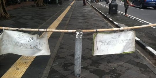 Tolak relokasi, juru parkir di Malioboro pasang bambu dan tali