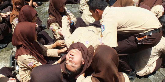 Ritual doa jelang UN, ratusan siswi SMK Temanggung nyaris pingsan
