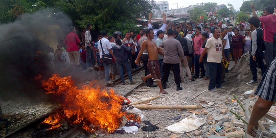 Tolak relokasi, warga bakar ban di rel kereta api di Medan