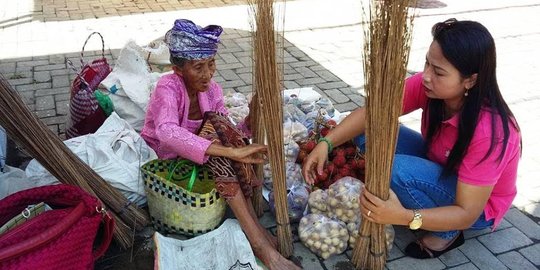 Nenek Kenak setiap hari jalan 10 km jualan sapu demi nafkahi 6 cucu