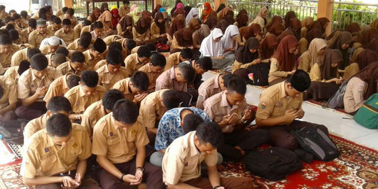 Doa bersama, siswa SMU 5 Binjai berharap kemudahan saat UN