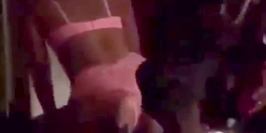 Rayakan ultah ke-8 anaknya, ibu ini sewa penari telanjang