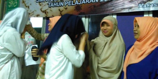 Jelang UN, 100 murid SMA di Makassar cium tangan orang tua dan guru