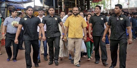 dari india pakai baju terbuat dari emas rev2