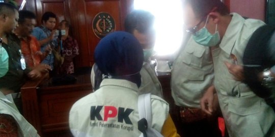 Geledah Kejaksaan Tinggi DKI, penyidik KPK keluar bawa berkas
