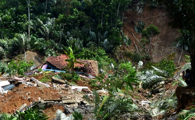 longsor di desa clapar kecamatan madukara banjarnegara jawa tengah