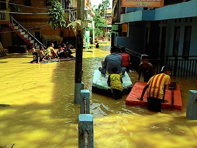 remaja kais rezeki di tengah banjir gang arus cawang
