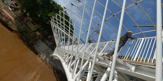 JPO Sungai Ciliwung di Pasar Rumput rampung seminggu lagi