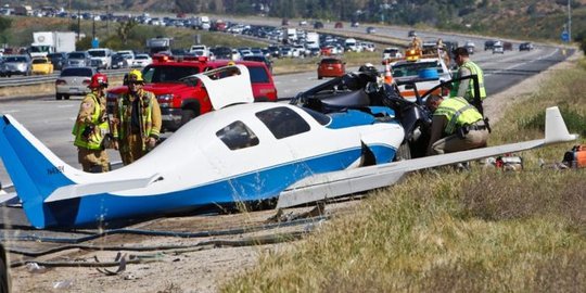 Pesawat nyelonong masuk jalan tol, tewaskan penumpang mobil