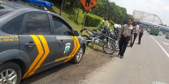 Cegah bentrok suporter, polisi siaga di jembatan Tol Cikampek