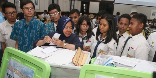 Risma nasihati peserta UN jangan gugup mengerjakan soal ujian