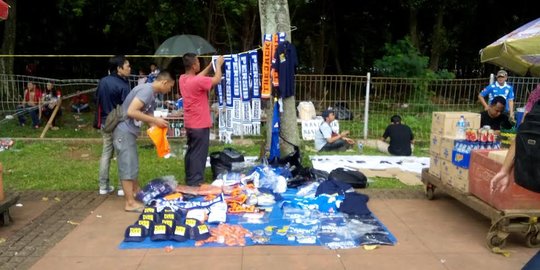 Pedagang atribut sepak bola raup untung di laga Persib vs Arema