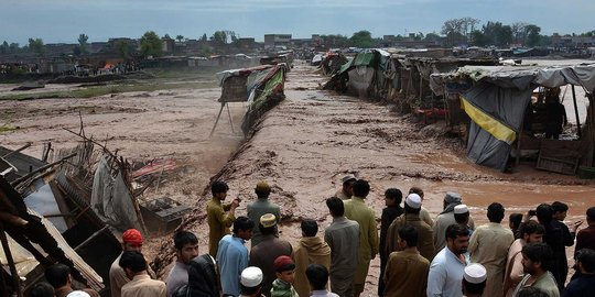 Banjir bandang hanyutkan ratusan rumah dan 121 orang tewas