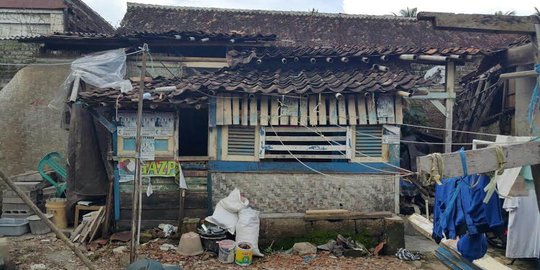 Punya rumah baru, pasangan tunawicara di Cianjur bahagia dan terharu