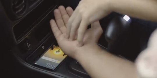 [Video] Begini cara stop orang mau main smartphone saat setir mobil!