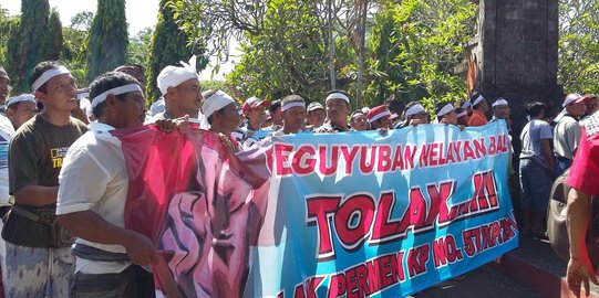 Ratusan nelayan demo di gedung DPRD Bali sambil bawa keranda mayat