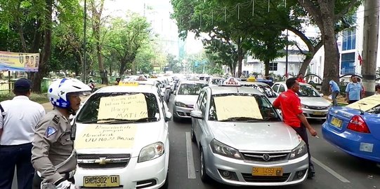 Marak taksi gelap, sopir taksi resmi Kualanamu geruduk DPRD Sumut