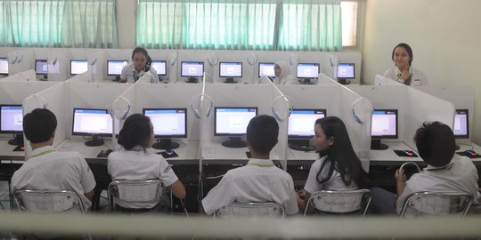 Hari pertama ujian nasional berbasis komputer di SMAN 70