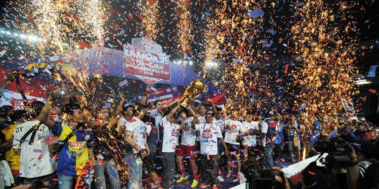 Kegembiraan Arema Cronus angkat trofi Piala Bhayangkara 2016