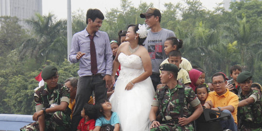 21 Pasangan pengantin nikah massal di pesawat boeing 737