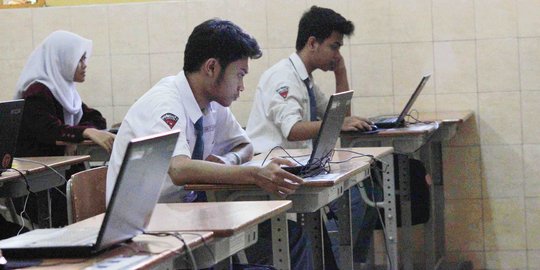Hari pertama UN, siswa SMK di Surabaya panik komputer tak bisa login