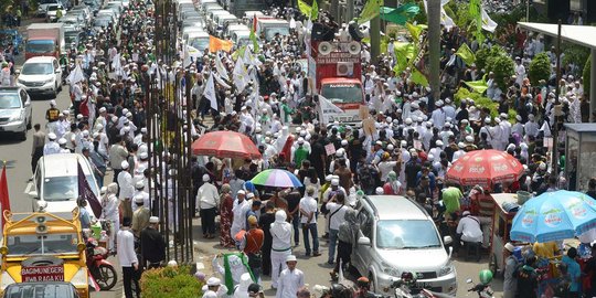 Aksi ratusan anggota FPI geruduk KPK tuntut Ahok diadili