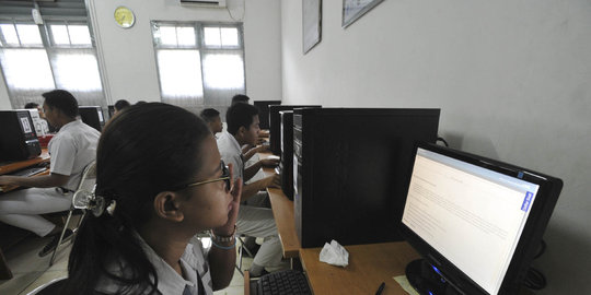 484 pelajar di kupang antre ujian nasional rev8