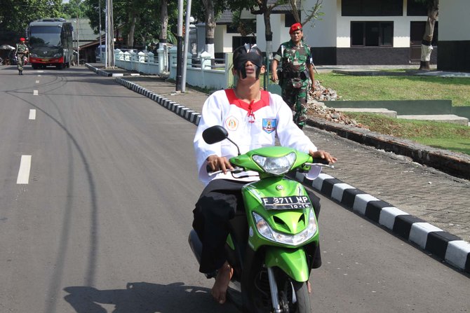 anggota kopassus naik motor dengan mata tertutup