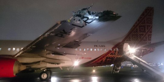 Pesawat TransNusa tertabrak ketika hendak dipindahkan ke hanggar